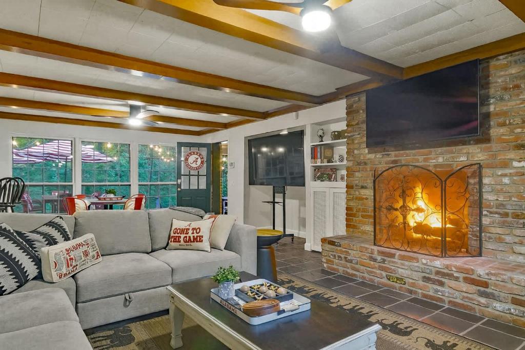 Χώρος καθιστικού στο Sweet Home Bama Hideaway-Walk to UA & Bryant Denny Stadium