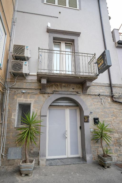 a building with a white door and a balcony at L'angolo del viaggiatore in Nicosia