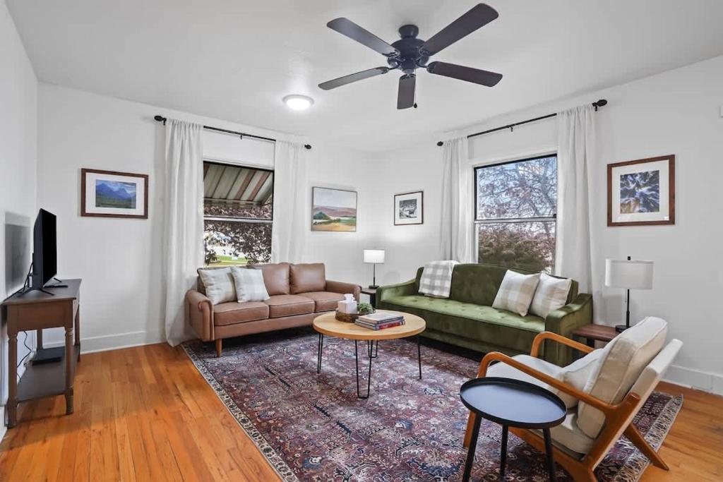 Μια τηλεόραση ή/και κέντρο ψυχαγωγίας στο Whitetail Bungalow 10 min walk Downtown Nampa