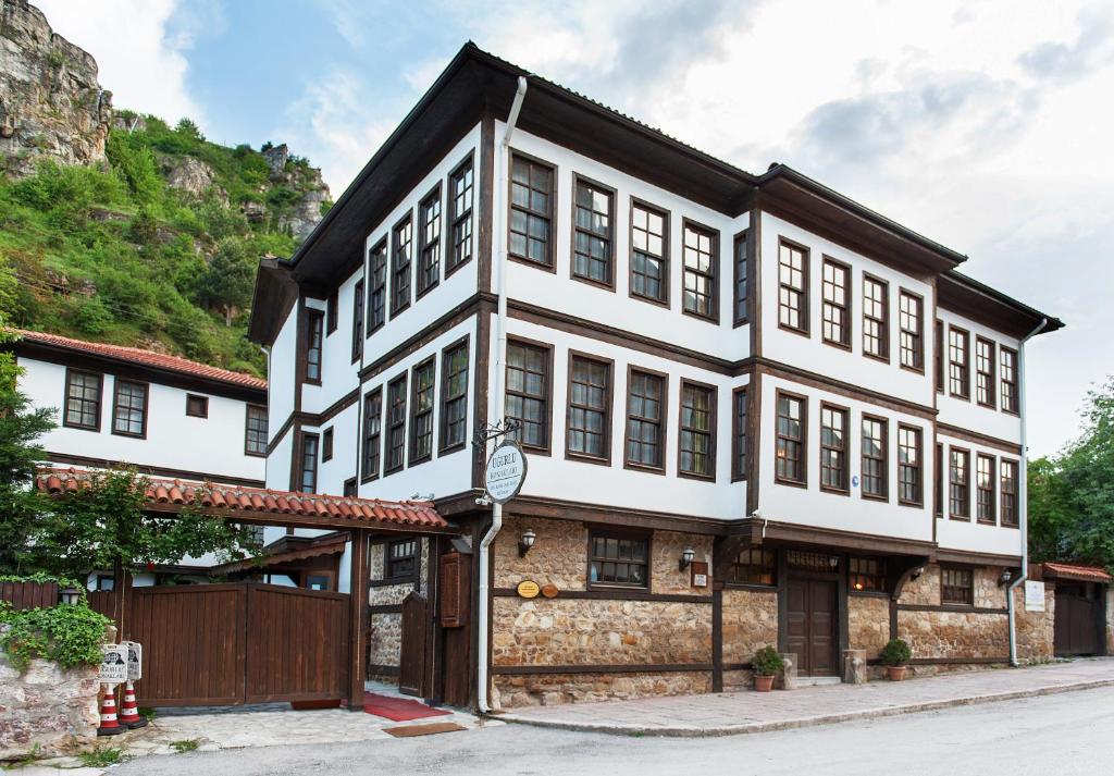 un gran edificio blanco con techo negro en Uğurlu Konakları, en Kastamonu