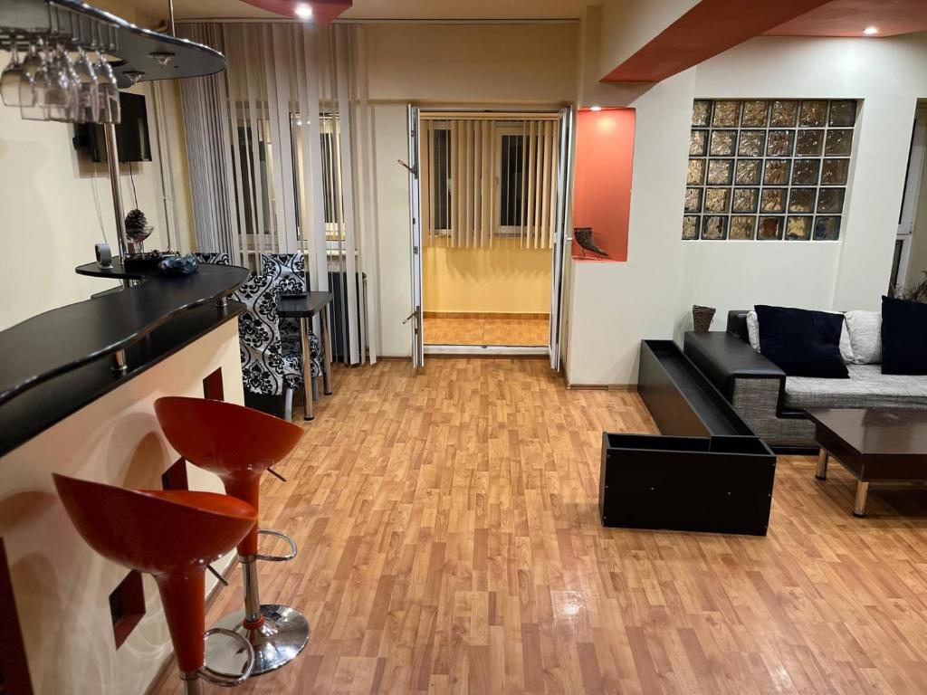 een woonkamer met een bank en een tafel bij Central Home Apartment in Craiova