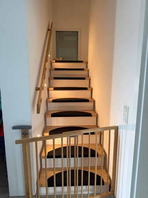 eine Treppe mit einem Holzgeländer und einer Treppe in der Unterkunft Fewo Hammelblick in Xanten