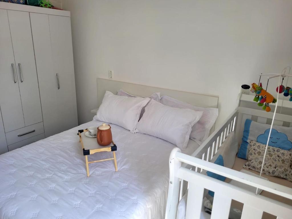 奥林匹亚Rê apdetemporadas em Olímpia 53 o melhor para sua Família Faça ja sua reserva的卧室配有一张白色的床和一张桌子