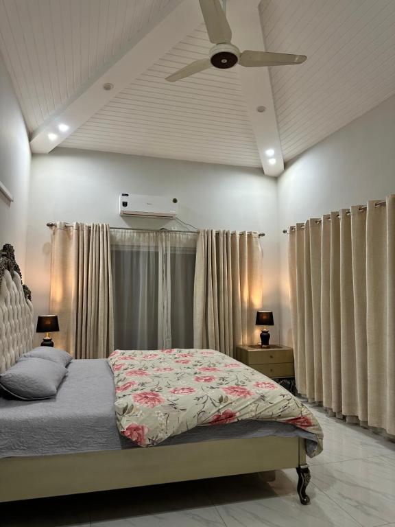 En eller flere senge i et værelse på MainStreetRental Residence