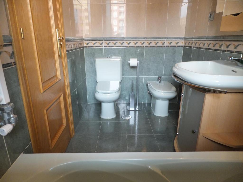 A bathroom at www Apartamento Conde de León wordpress com Parking opcional