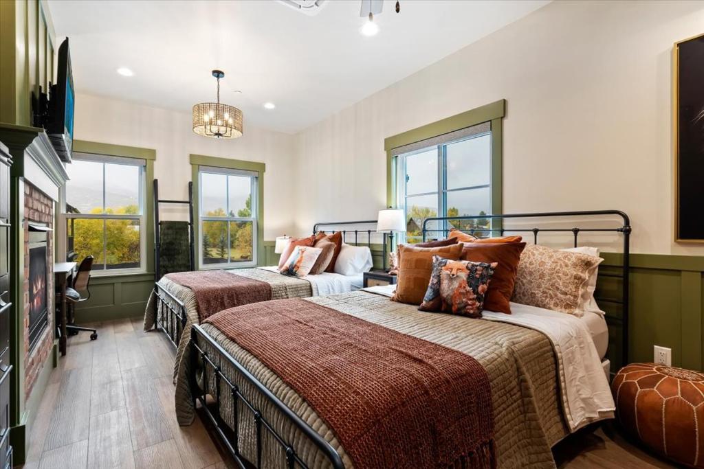 2 Betten in einem Zimmer mit Fenstern in der Unterkunft The Fox Room - Newly Built Downtown Midway Loft in Midway