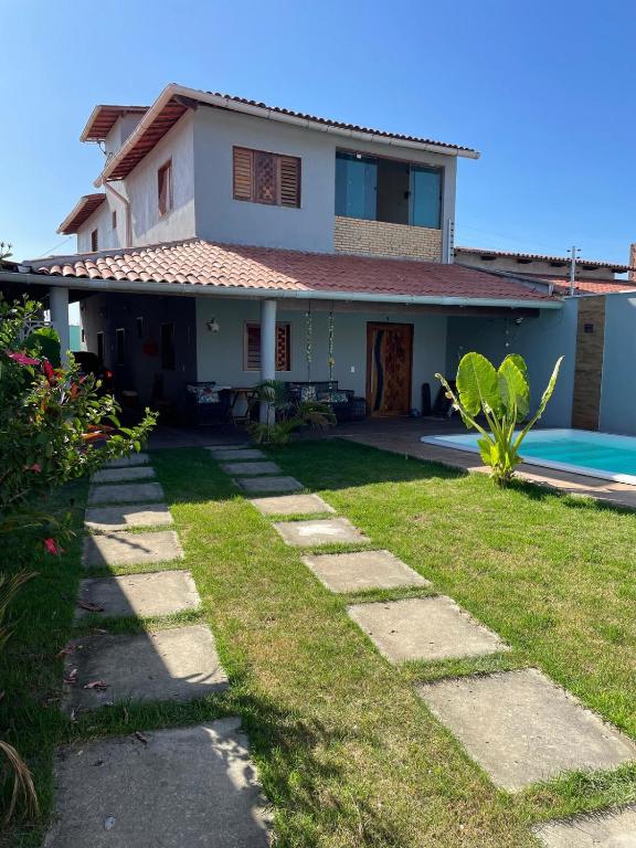 a house with a garden and a swimming pool at Encanto de paracuru in Paracuru