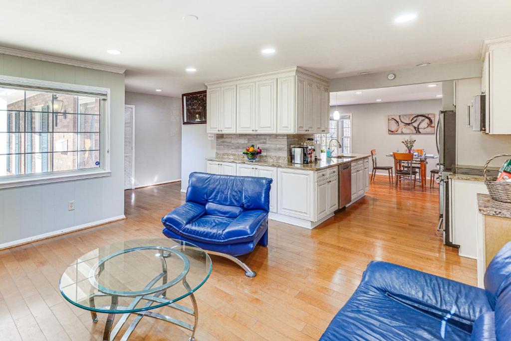 una cocina con una silla azul y una mesa de cristal en 5 Mi to Lake Accotink Park Modern Home with Yard, en West Springfield