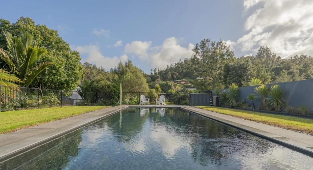 ein Swimmingpool im Hof eines Hauses in der Unterkunft Duneluce in Tairua