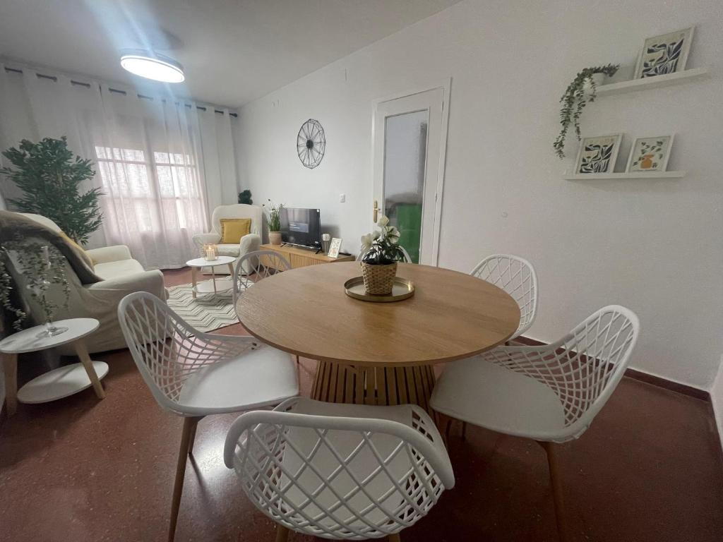 a living room with a wooden table and chairs at Laurencia in Fuente Obejuna