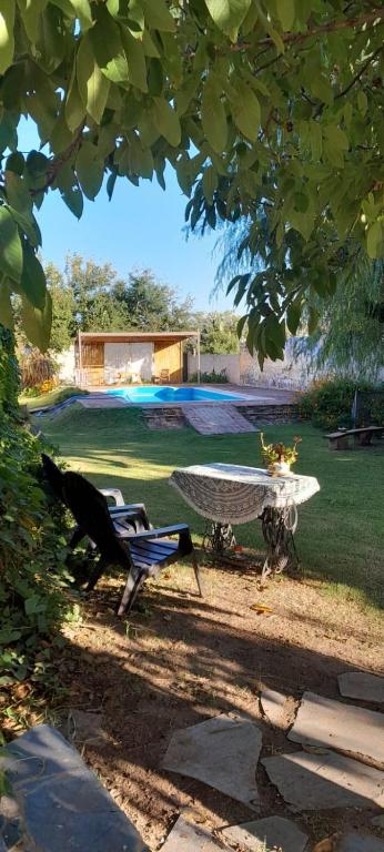 a table and two chairs in a yard at En lo de Ana in Villa Dolores