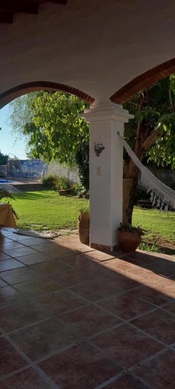 une entrée de maison avec une arche dans l'établissement En lo de Ana, à Villa Dolores