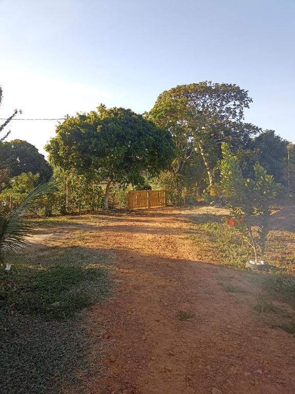 IbiapinaRecanto Nova Vida的远处是一条土路，两旁有树木和栅栏。