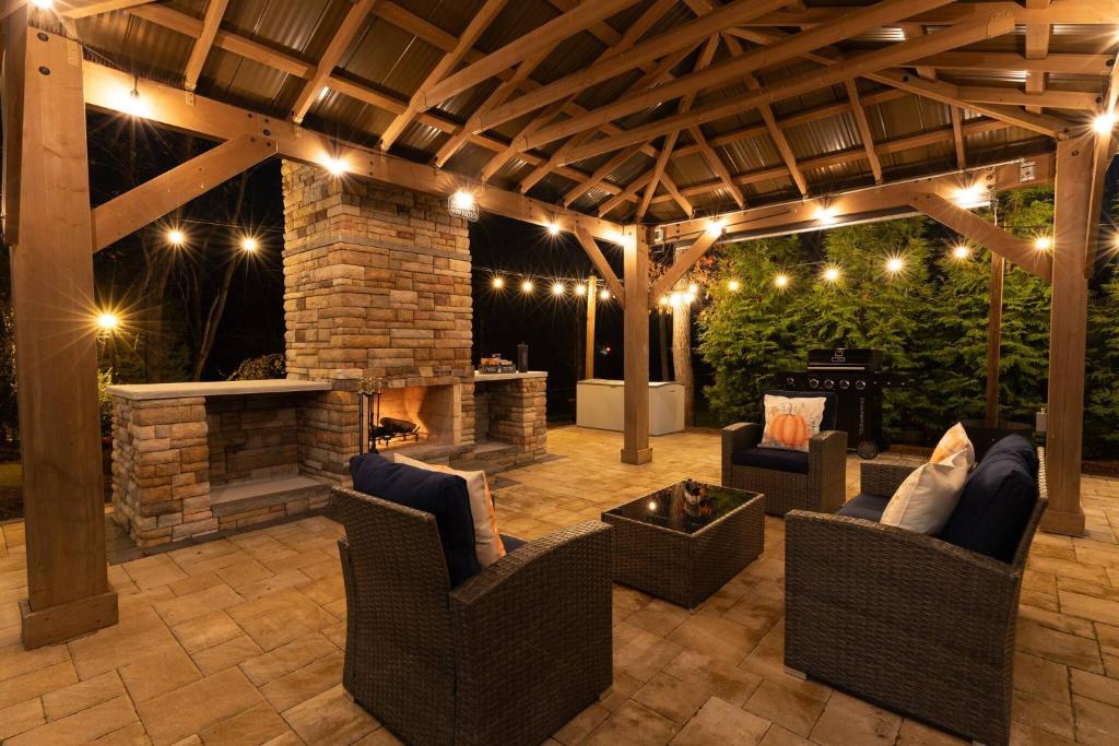 un patio esterno con sedie e camino di Ferrystone Lodge • Harpers Ferry Patio & Fireplace a Bolivar