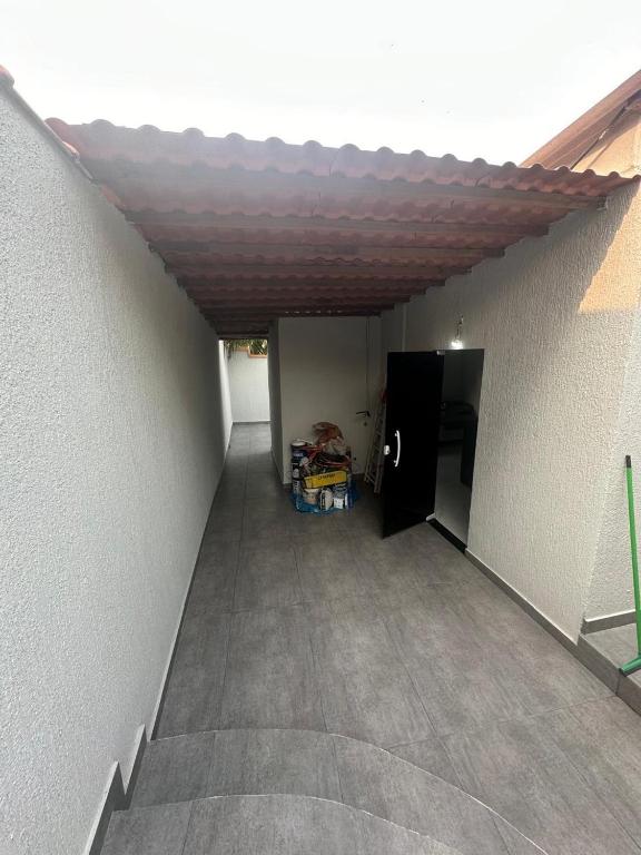 ein leerer Flur mit einem Zimmer mit einer Decke in der Unterkunft Casa temporada in Cabo Frio