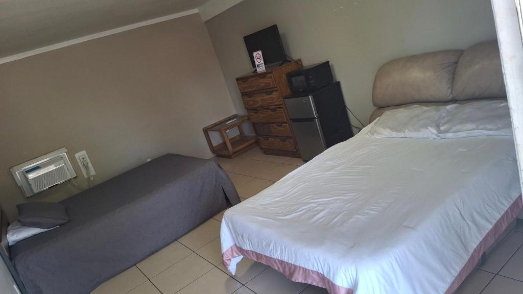 Кровать или кровати в номере Skyline Motel