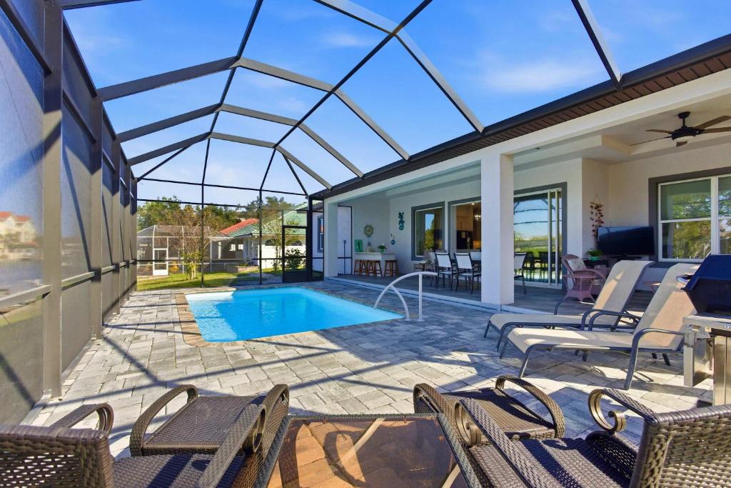 Бассейн в Canal front Pool & Dock water toys Oasis 96 Club House или поблизости