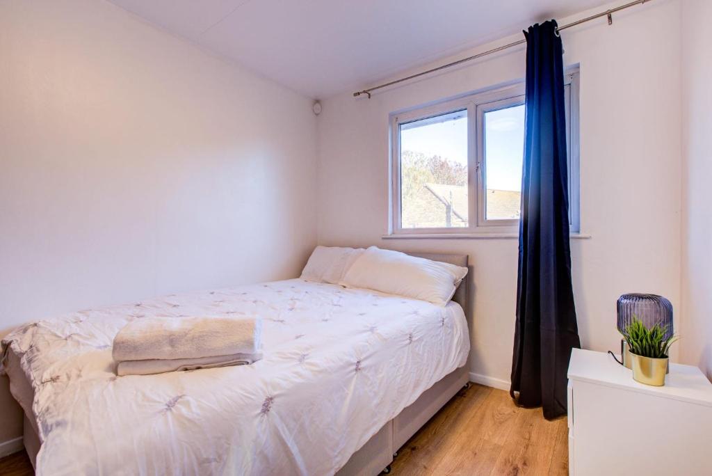 Una cama o camas en una habitación de Southend perfect Stays