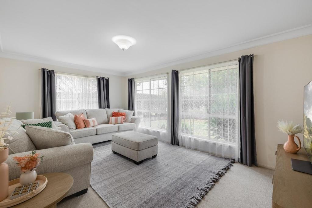 Χώρος καθιστικού στο The Complete Package, Near Gabbinbar!