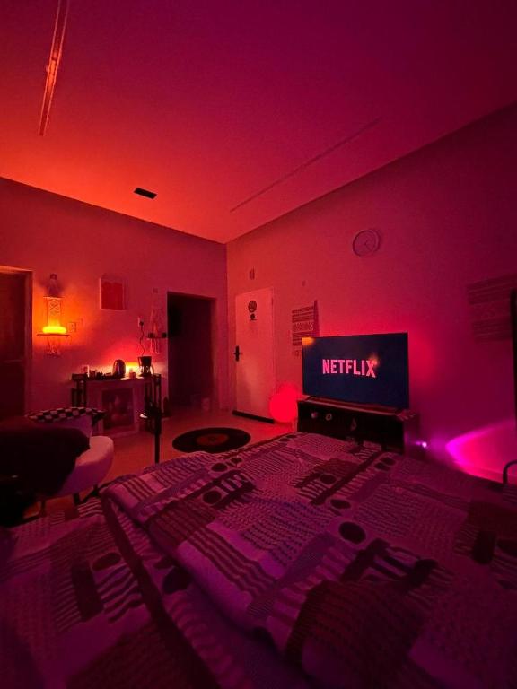 Postel nebo postele na pokoji v ubytování استوديو مميز بأثاث انيق في قلب الخبر بدخول ذاتي 12