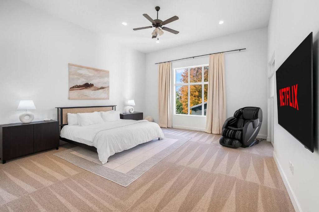 Postel nebo postele na pokoji v ubytování Luxe Family Retreat with Private Pickleball a Large Swim Spa indoor Movie Theatre 2 Outdoor Firepits a Home Gym and more