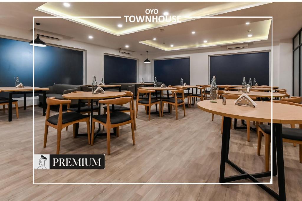 een eetkamer met houten tafels en stoelen bij Townhouse D- Knowledge Park III in Noida