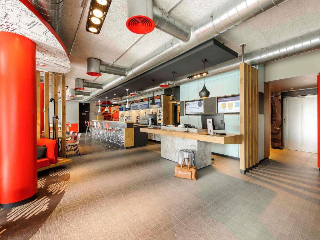 Un lugar para sentarse en ibis Hotel München Messe