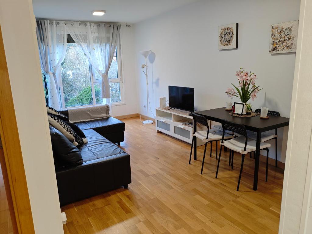 ein Wohnzimmer mit Sofa und Tisch in der Unterkunft Solares Style vistas al Río Miera in Solares