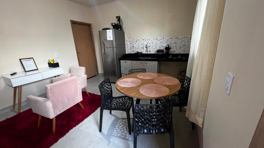 eine Küche mit einem Tisch und Stühlen in einer Küche in der Unterkunft Apartamento no Centro da Cidade in Parauapebas