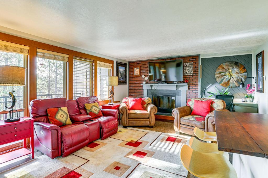 Posezení v ubytování Hike, Swim and Ski! Condo with Resort Perks in Bend