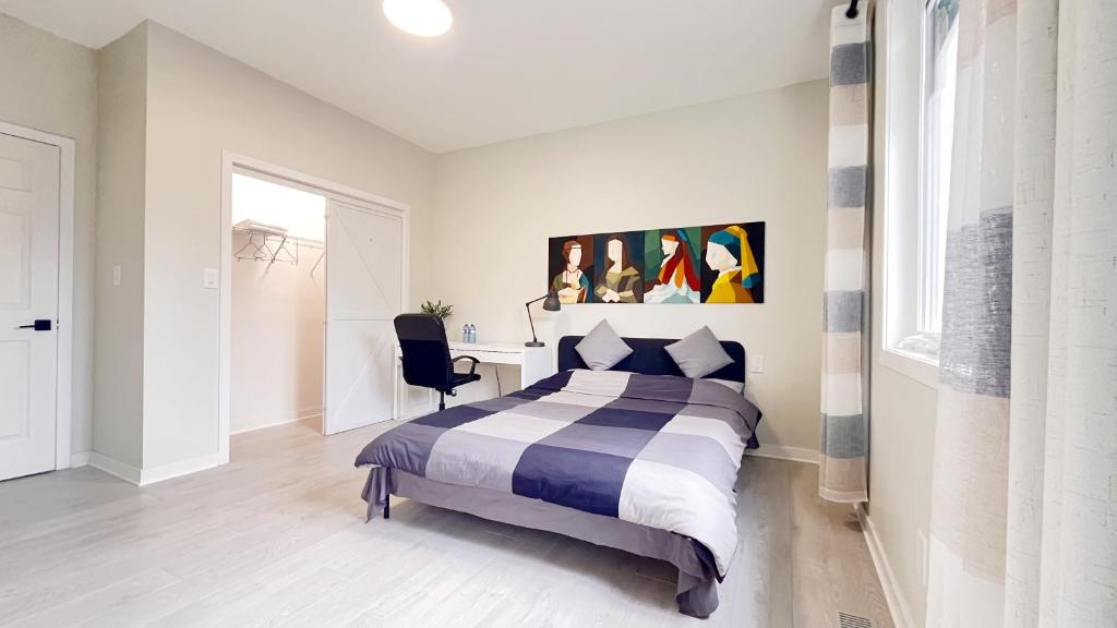 Ένα ή περισσότερα κρεβάτια σε δωμάτιο στο Modern Room with En Suite Bath Yonge Finch Sub