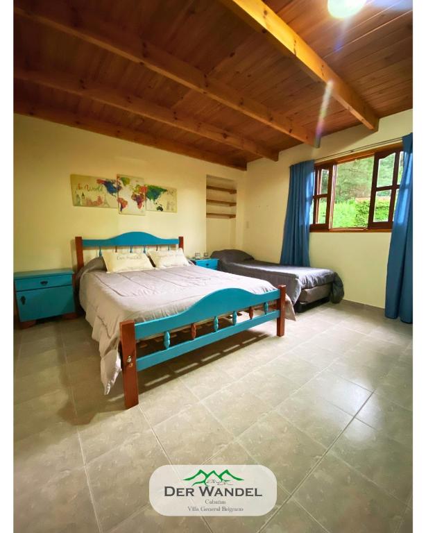 une chambre avec un lit dans une pièce dans l'établissement Casa Der Wandel, à Villa General Belgrano