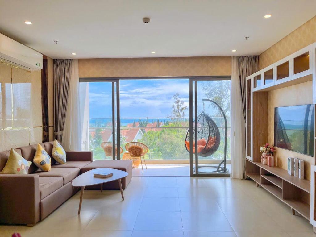 TV a/nebo společenská místnost v ubytování The Song Premium Apartment