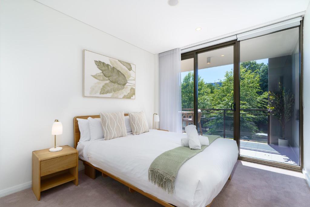 una camera bianca con un letto e una grande finestra di Luxury Newly Furnished 2BR Apartment in Barton - Hosted by Canstay a Barton