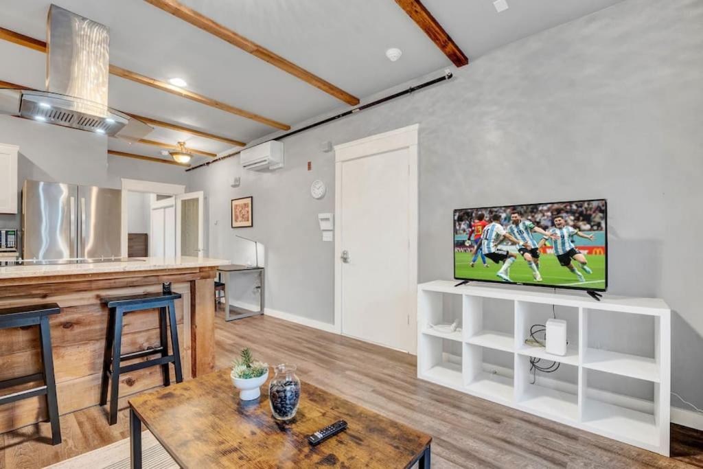 TV a/nebo společenská místnost v ubytování Downtown Action Work Play and Relax Stay