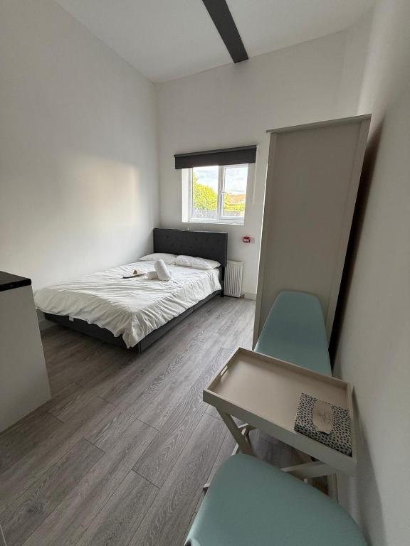 Postel nebo postele na pokoji v ubytování Charming studio flat in HA8, 6 mins walk to Edgware station