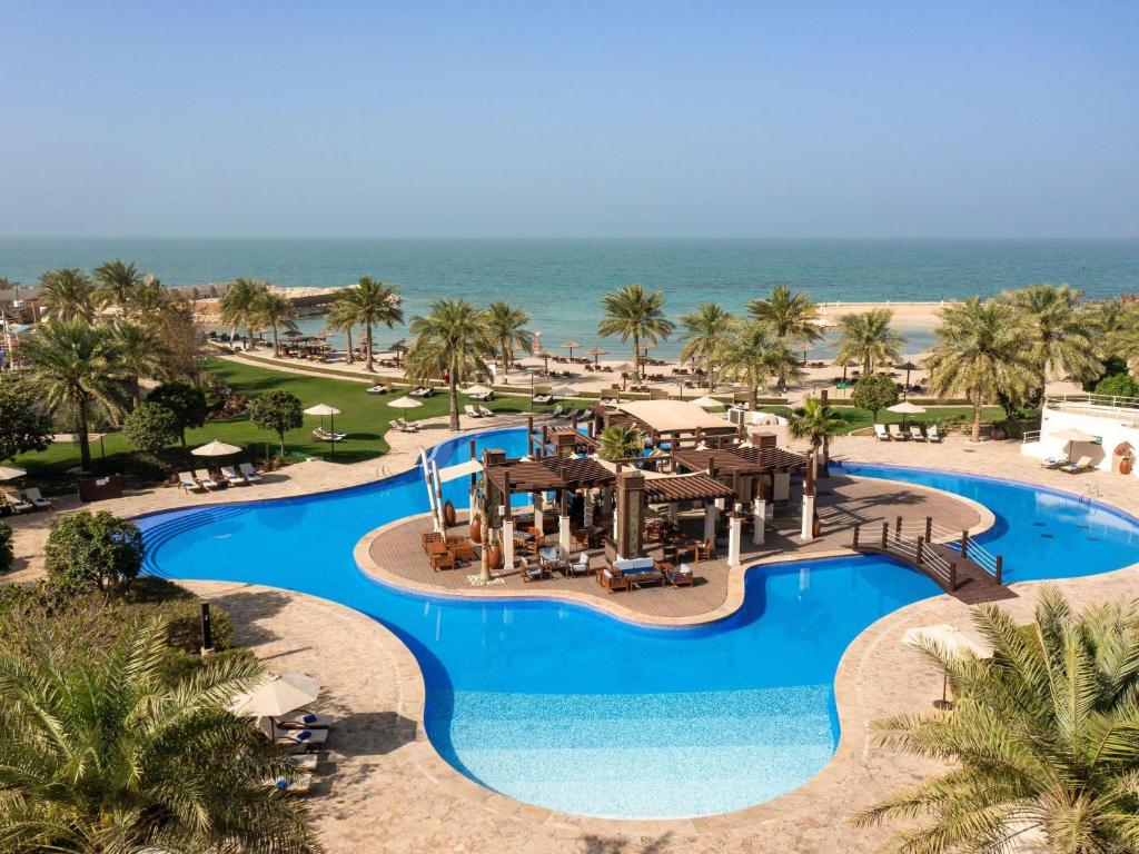 - une vue aérienne sur le complexe et la plage en arrière-plan dans l'établissement Sofitel Bahrain Zallaq Thalassa Sea & Spa, à Manama