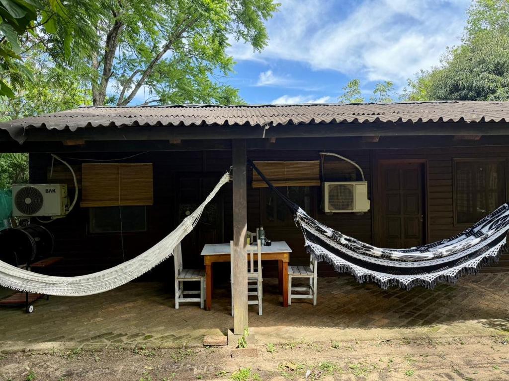 eine kleine Hütte mit einer Hängematte davor in der Unterkunft Casa Nani in Ituzaingó