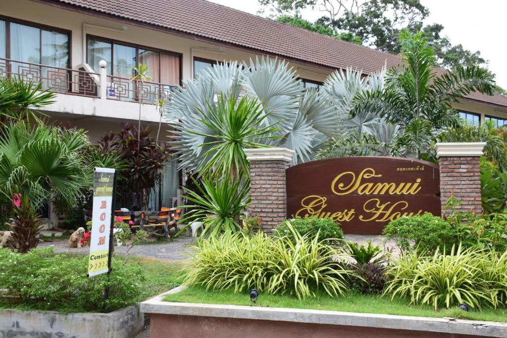 una señal de hotel frente a un edificio en Samui Guest House en Lamai Beach