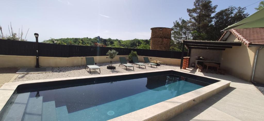 a swimming pool in the backyard of a house at Villa Les Combes avec piscine chauffée in Proissans