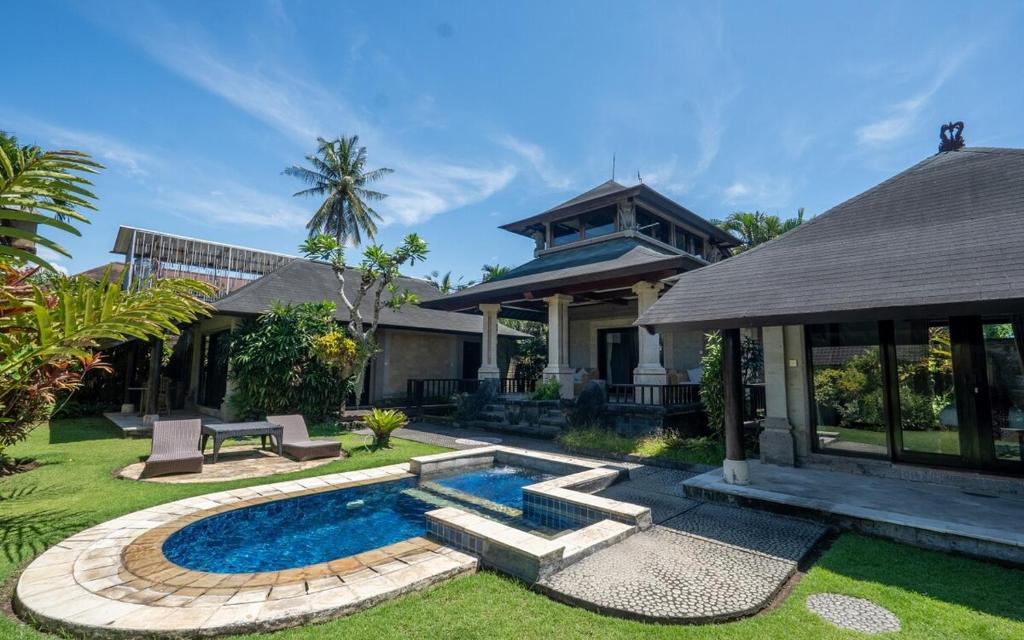 een achtertuin met een zwembad en een huis bij Tranquility 3 Bed villa in saba with garden view in Saba