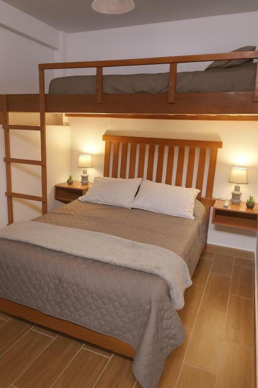 a bedroom with two bunk beds and two lamps at Suspiros de arica in Arica