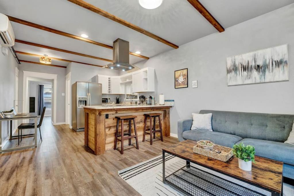 Kuchyň nebo kuchyňský kout v ubytování Extended Stay Comfort with Fast WiFi Downtown