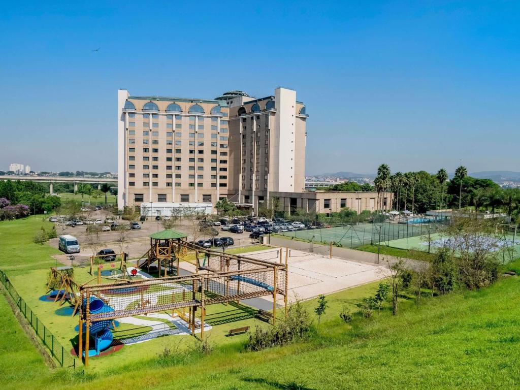 Bazén v ubytování Pullman Sao Paulo Guarulhos Airport nebo v jeho okolí