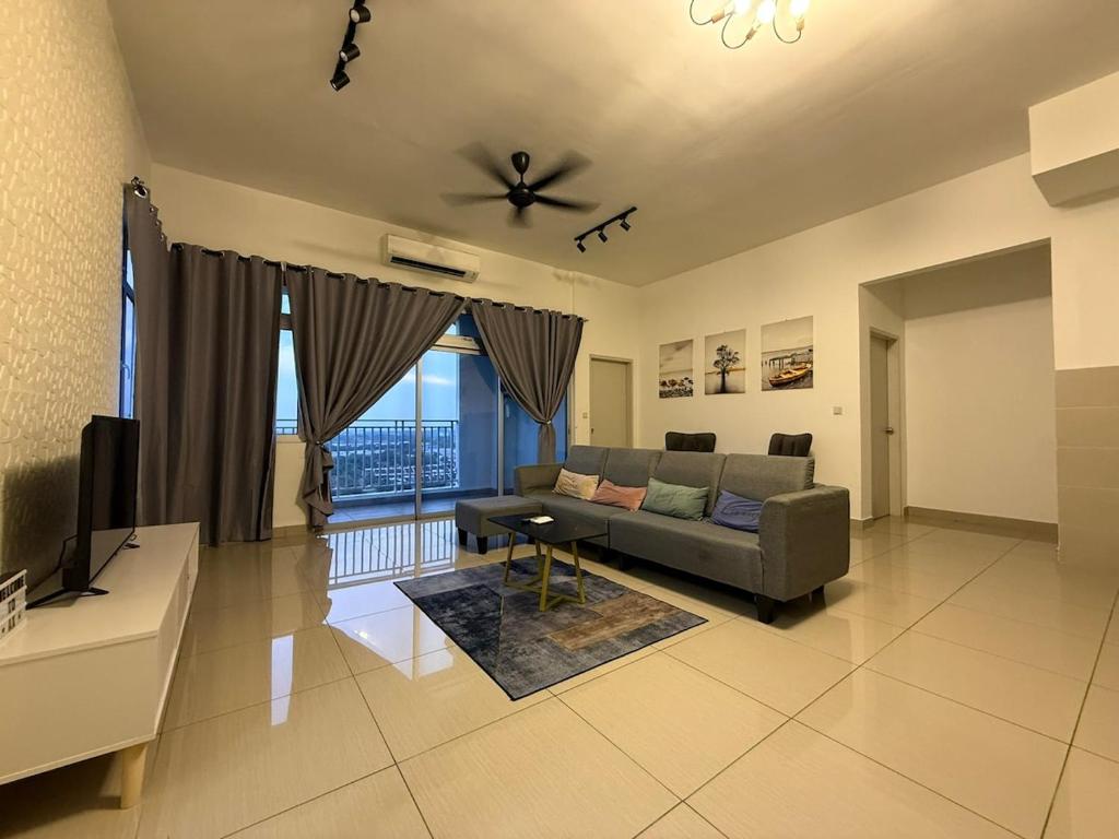 ein Wohnzimmer mit Sofa und Fernseher in der Unterkunft New Cozy Comfort StayWithStyle Centra Residences at Dato ONN 3 BR 4 Bath Spacious in Johor Bahru