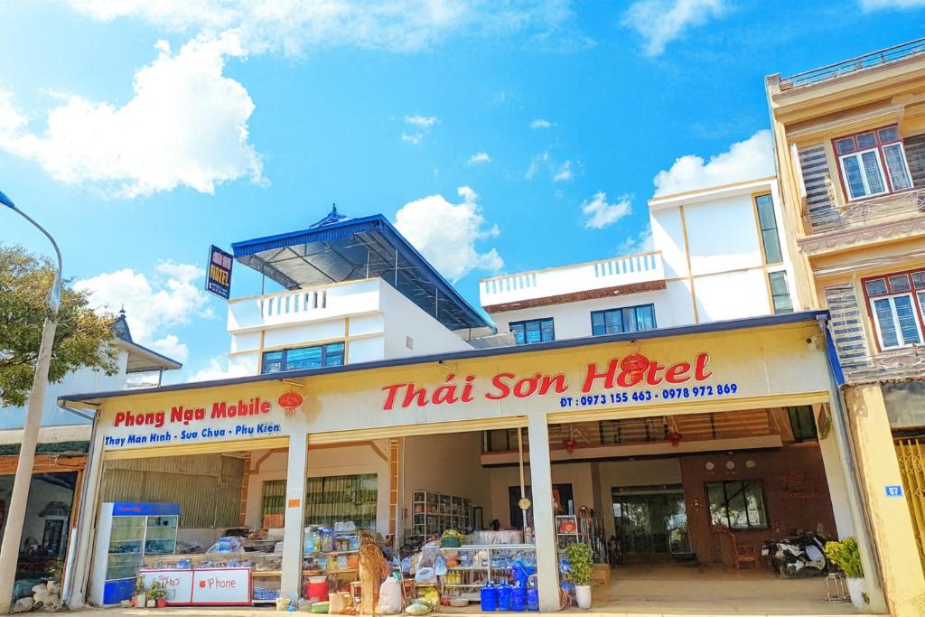 a building with a that son hotel on the street at Thái Sơn Hotel Mộc Châu in Mộc Châu