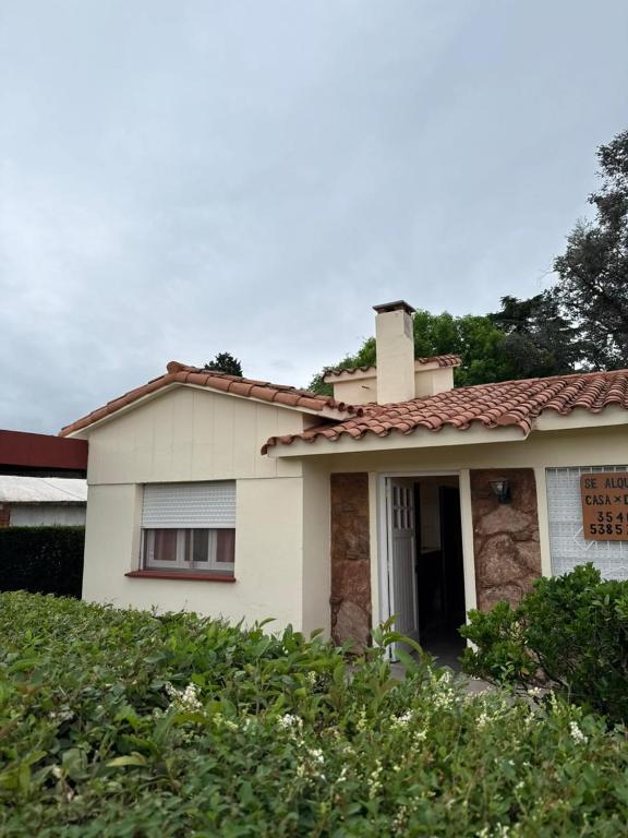 ein Haus mit einem Schild an der Vorderseite in der Unterkunft cabaña EL CHALECITO DE ANA in Villa del Dique