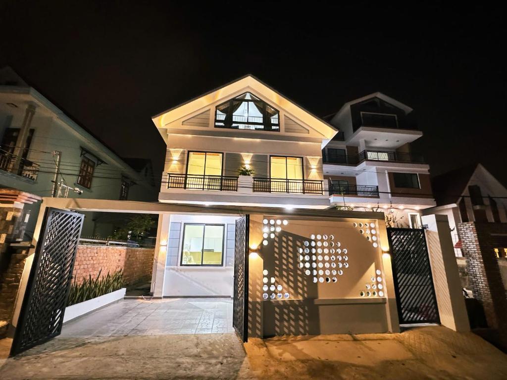 une maison avec une porte blanche éclairée dans l'établissement Kem house 1- Venuestay, à Da Thien
