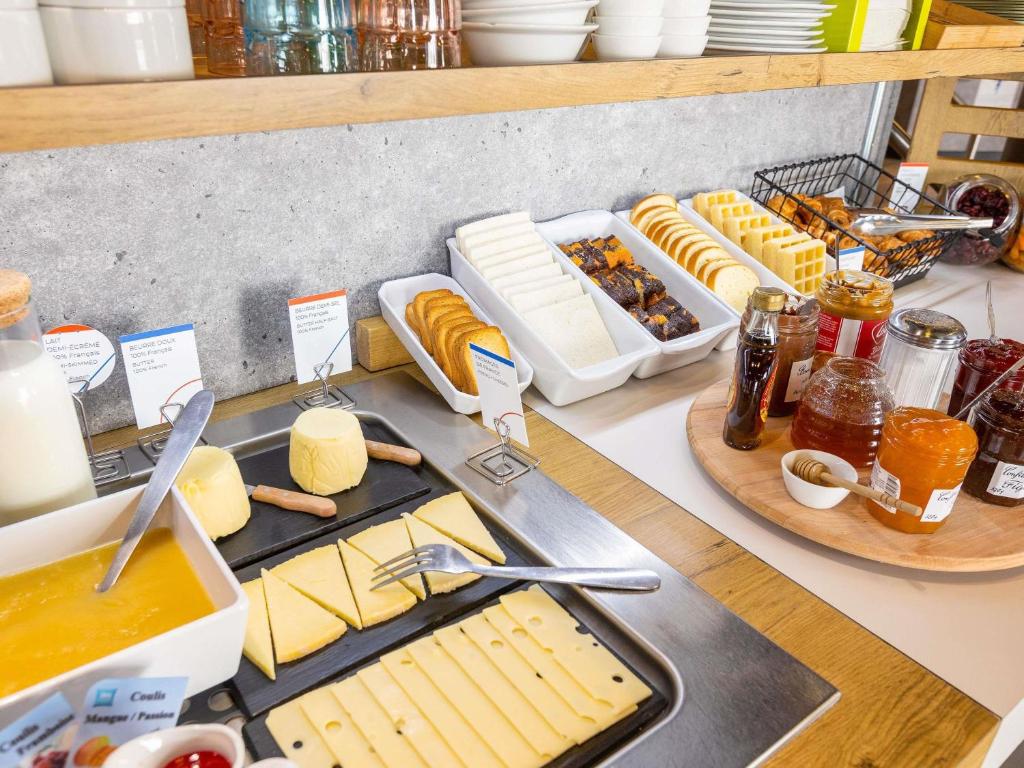 einen Tisch mit Käse und anderen Lebensmitteln darauf in der Unterkunft ibis budget Angoulême Centre in Angoulême