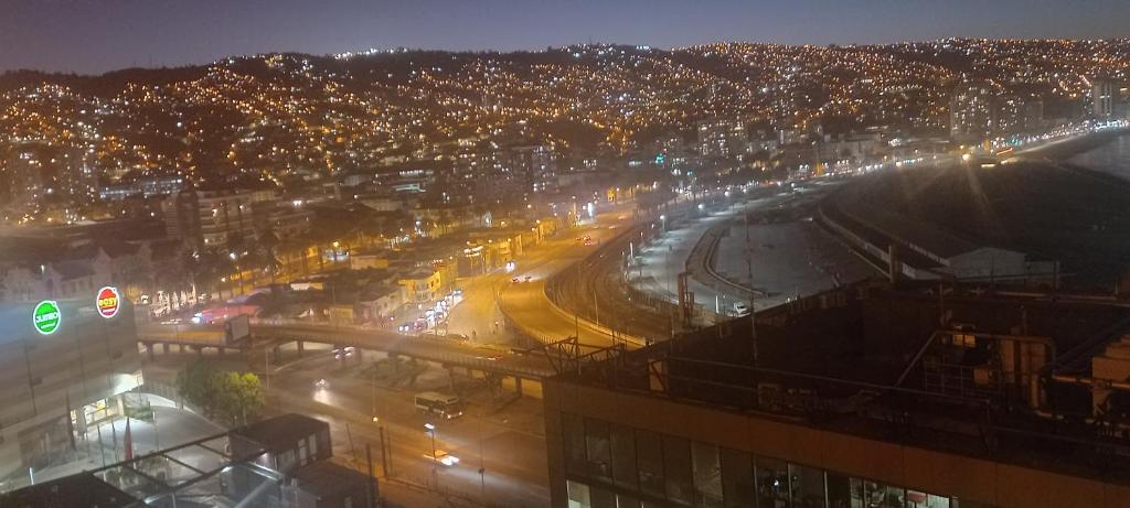 une vue aérienne d'une ville la nuit dans l'établissement Alojamiento Yanira, à Valparaíso